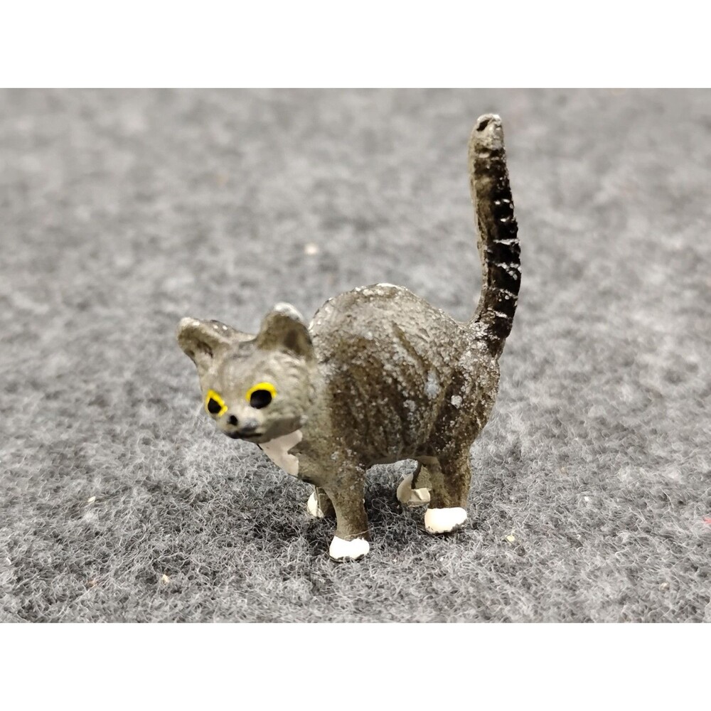 Vintage Miniature Tiny Metal Scaredy Cat Kitten Kitty Figurine Dollhouse